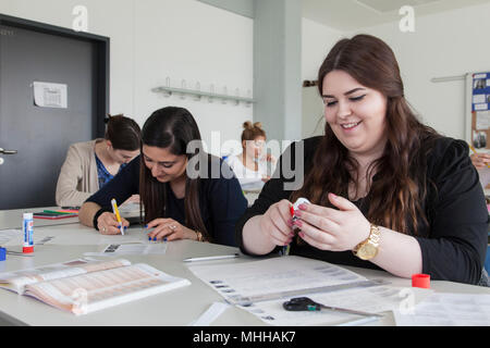 Die Berufsschüler während der theoretischen Ausbildung zur Kosmetikerin. Stockfoto