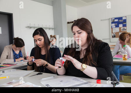 Die Berufsschüler während der theoretischen Ausbildung zur Kosmetikerin. Stockfoto