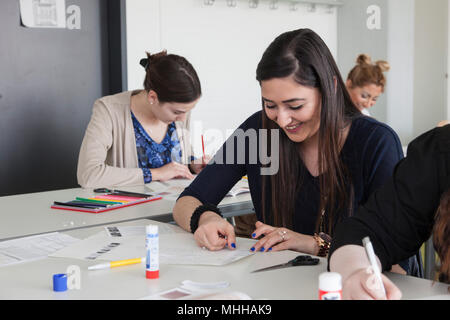 Die Berufsschüler während der theoretischen Ausbildung zur Kosmetikerin. Stockfoto