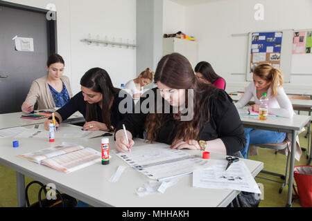 Die Berufsschüler während der theoretischen Ausbildung zur Kosmetikerin. Stockfoto