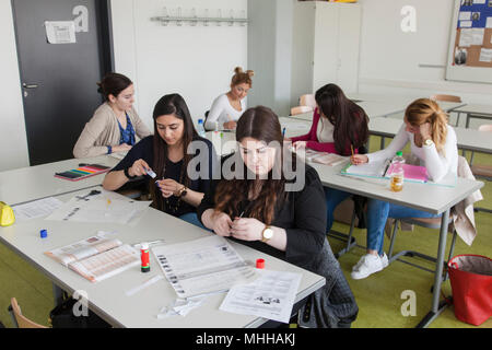 Die Berufsschüler während der theoretischen Ausbildung zur Kosmetikerin. Stockfoto