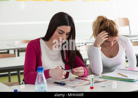 Die Berufsschüler während der theoretischen Ausbildung zur Kosmetikerin. Stockfoto