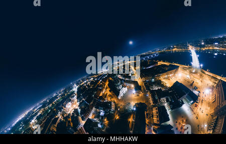 Die Altstadt von Riga Nacht Planeten. Brücke Straßen in der Stadt Riga 360 VR Drone Bild für Virtuelle Realität Stockfoto