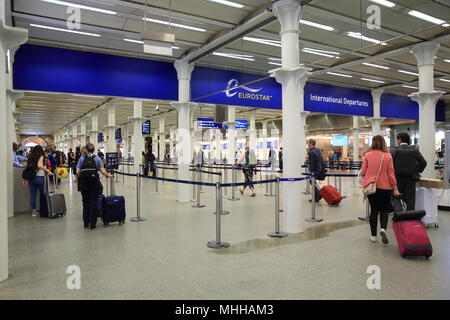 Der Check-in-Bereich für Eurostar Züge in Europa am internationalen Bahnhof St. Pancras, London, UK Stockfoto