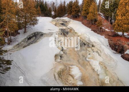 Cross River durch Schroder, Minnesota im Winter auf dem Weg zum Lake Superior Stockfoto