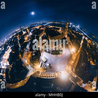 Die Altstadt von Riga Nacht Planeten. Brücke Straßen in der Stadt Riga 360 VR Drone Bild für Virtuelle Realität Stockfoto