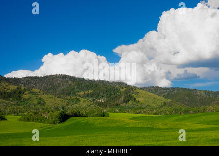 Wolken über die Hügel in Wyoming Stockfoto