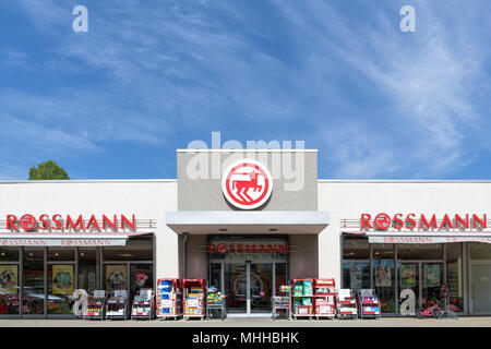 Rossmann Niederlassung in Limbach-Oberfrohna, Deutschland. Rossmann ist Deutschlands zweitgrößte Drogeriemaerkte mit über 3.600 Filialen in Europa. Stockfoto