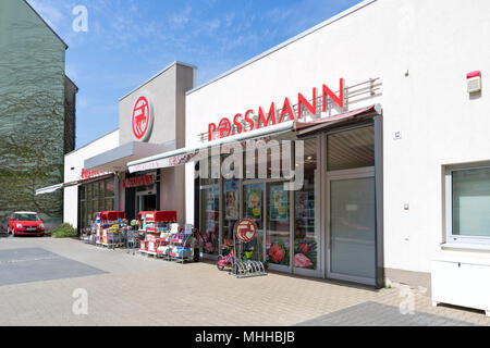 Rossmann Niederlassung in Limbach-Oberfrohna, Deutschland. Rossmann ist Deutschlands zweitgrößte Drogeriemaerkte mit über 3.600 Filialen in Europa. Stockfoto