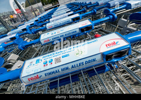 Real Shopping Carts mit Payback Werbung. Real betreibt rund 280 SB-Warenhäuser in Deutschland und wird von der Metro AG gehören. Stockfoto