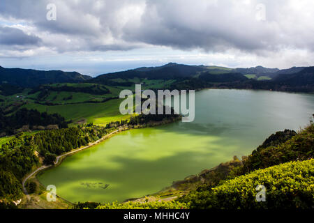 Schöne Landschaft mit vulkanischen See und Wald in der Umgebung Stockfoto