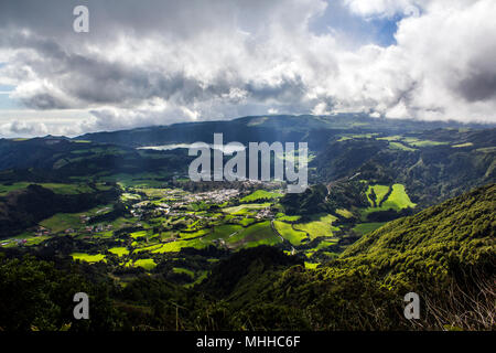 Atemberaubende Landschaft mit Feldern, grüne Hügel, Dorf und einer Lagune. Azoren Landschaft Luftaufnahme Stockfoto