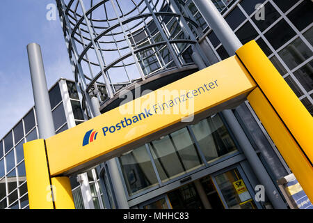 Eingang einer Postbank Finanzcenter. Die Deutsche Postbank ist eine deutsche Bank mit Sitz in Bonn, Deutschland. Stockfoto