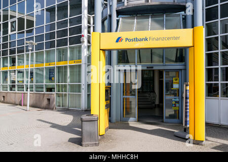 Eingang einer Postbank Finanzcenter. Die Deutsche Postbank ist eine deutsche Bank mit Sitz in Bonn, Deutschland. Stockfoto