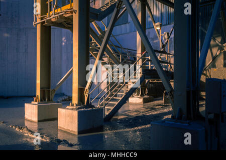 Außen Metall Treppe an industriellen Steinbruch Stockfoto