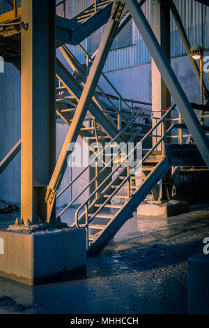 Außen Metall Treppe an industriellen Steinbruch Stockfoto