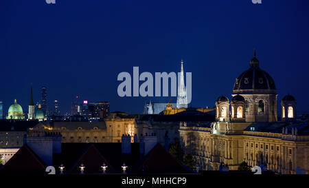 Night Skyline Altstadt oder die Innere Stadt und moderne Gebäude in Wien, Österreich. Auf der rechten Seite sind der Stephansdom, Kunsthistorisches Museum Wien. Stockfoto