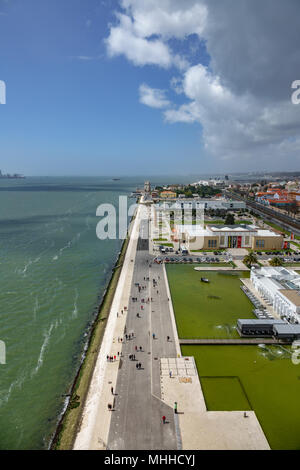 Lissabon, Portugal - April 4, 2018. Luftaufnahme der Masse der Touristen in Belem Turm und Umgebung, berühmte Touristenattraktion in Lissabon, Portugal. Stockfoto