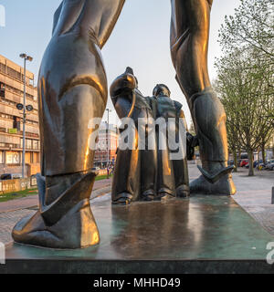 Statue von 'Lange Wapper' neben 'Het Steen" Schloss in Antwerpen, Belgien. Stockfoto