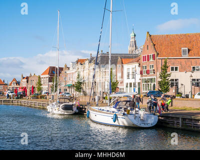 Menschen und Segelboote auf Kanal in der Altstadt von Enkhuizen, Nord Holland, Niederlande Stockfoto