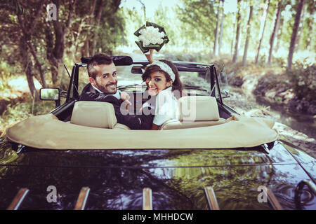 Nur gemeinsam in einem alten Auto verheiratet Stockfoto
