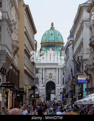 Kohlmarkt Einkaufen mit Blick auf die Hofburg, Wien, Österreich. Stockfoto