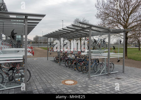 Fahrradträger außerhalb einer Münchner U-Bahn Station in der Nähe von Flughafen München, Deutschland Stockfoto