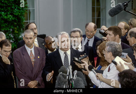 Washington, DC. USA, 9. Juli 1996 der israelische Ministerpräsident Benjamin Netanjahu spricht mit Reportern im West Wing Einfahrt des Weißen Hauses bei seinem Besuch mit Präsident William Clinton zu erfüllen. Benjamin "Bibi" Netanjahu ist der derzeitige Premierminister von Israel. Er ist derzeit als Mitglied der Knesset und der Vorsitzende der Likud-partei. In Tel Aviv Geborenen jüdischen Eltern zu weltlich, Netanjahu ist der erste israelische Ministerpräsident in Israel geboren nach der Gründung des Staates. Stockfoto