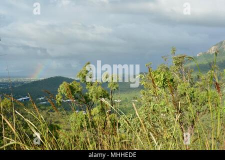 Blick von Townsville aus der Mount Stuart Wanderwege mit einem Regenbogen als Bonus, Townsville, Queensland, Australien Stockfoto