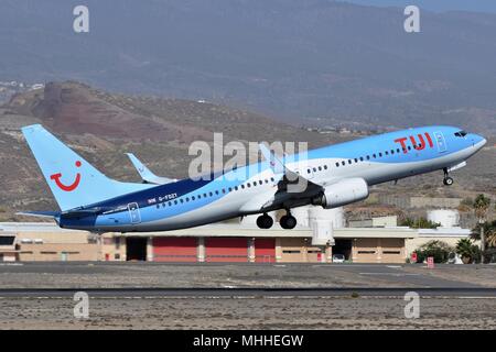 TUI AIRWAYS (UK) Boeing 737-800 (W) G-FDZT AUF TAKE-OFF VON TENERIFFA. Stockfoto