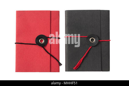 Rot und Schwarz Tasche Notizblöcke mit Garn auf weißem Hintergrund geschlossen, Ansicht von oben Stockfoto