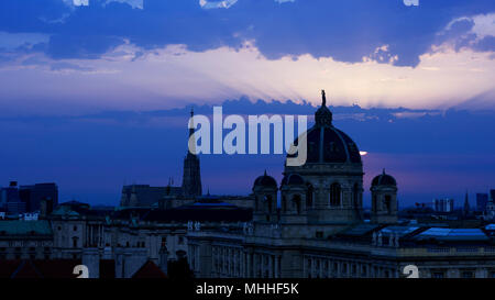 Sonnenaufgang über dem Stephansdom, Links, und dem Kunsthistorischen Museum Wien, Innere Stadt Wien, Österreich. Stockfoto