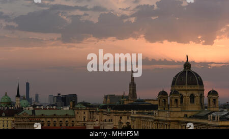 Sonnenaufgang über dem Stephansdom, Links, und dem Kunsthistorischen Museum Wien, Innere Stadt Wien, Österreich. Stockfoto