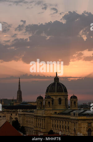 Sonnenaufgang über dem Stephansdom, Links, und dem Kunsthistorischen Museum Wien, Innere Stadt Wien, Österreich. Stockfoto