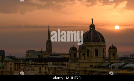 Sonnenaufgang über dem Stephansdom, Links, und dem Kunsthistorischen Museum Wien, Innere Stadt Wien, Österreich. Stockfoto