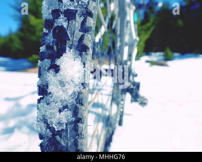 Mountainbike im Schnee, Sonne, blauen Himmel. Winter Fahrrad Ausbeutung in den Bergen Stockfoto