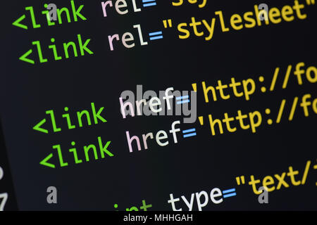 Html Code entwickeln. Programmierung Workflow abstrakter Algorithmus Konzept. Zeilen HTML-Code sichtbar. Stockfoto