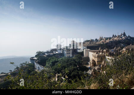 Die palitana Tempel des Jainismus sind auf shatrunjaya Hill durch die Stadt von Palitana in Bhavnagar Bezirk, Gujarat, Indien. Foto Mike Abrahams Stockfoto