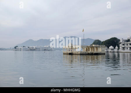 Lake Palace, im Lake Pichola. Udaipur, auch bekannt als die Stadt der Seen, das Venedig des Ostens, ist die historische Hauptstadt des Königreichs von Mewar, Rajasthan. Stockfoto