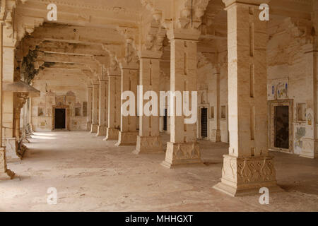 Bundi Palace. Rajasthan, Indien. Der Bundi Palace liegt auf einem Hügel neben dem Taragarh Fort und ist bekannt für seine traditionell Wandmalereien und Fresken. Stockfoto