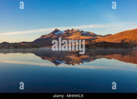 Sunrise Kondensstreifen über den Cuillin Stockfoto