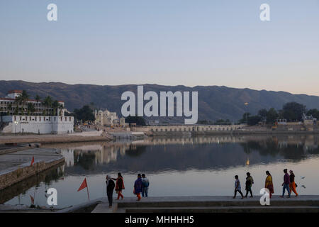 Pilger an der Ghats im arly Abend am See Pushkar. Pushkar, Rajasthan. Indien Stockfoto