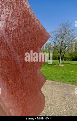 Kopf, eine Skulptur von dem Künstler Allen Jones, im Campbell Park, Milton Keynes, Großbritannien Stockfoto