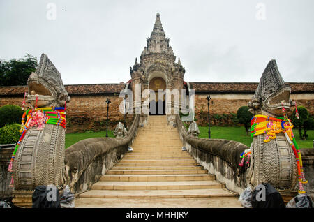 Naga Statuen Treppe an der Vorderseite des Tores entrane für Menschen zu Fuß gehen Sie zu beten und das chedi Besuch im Wat Phra That Lampang Luang Temple in Lampang, Tha Stockfoto