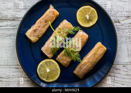 Türkische Lahana Sarmasi/Kohlrouladen in einem dunklen blauen Platte. Stockfoto