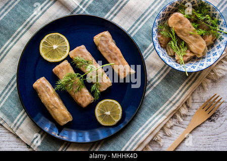 Türkische Lahana Sarmasi/Kohlrouladen in einem dunklen blauen Platte. Stockfoto