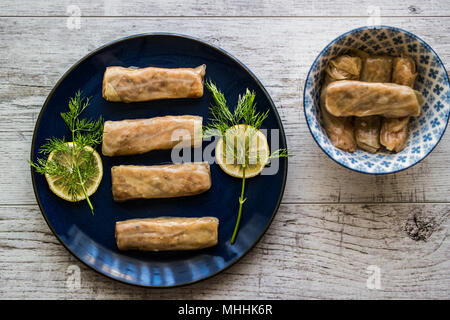 Türkische Lahana Sarmasi/Kohlrouladen in einem dunklen blauen Platte. Stockfoto