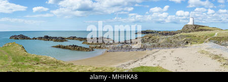 Eine Panoramaaussicht mit Twr Mawr Leuchtturm auf llanddwyn Island auf Anglesey, Nordwales. Stockfoto