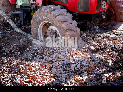 Rad des Großen Roten moderne Traktor saugen im Schlamm Stockfoto