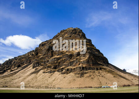 Im südlichen Island Landschaft, an thorvaldseyri in der Nähe der Eruption des Vulkans Eyjafjallajokull. Dramatische Berg gegen den blauen sonnigen Himmel Stockfoto